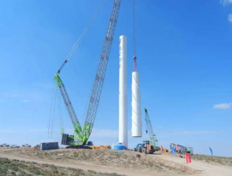 中國首臺(tái)最大陸上風(fēng)電機(jī)組在甘肅吊裝成功
