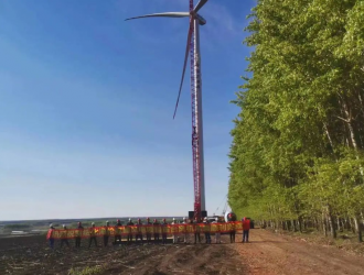 綏化海倫冠峰100兆瓦風電平價上網項目首套塔筒順利吊裝